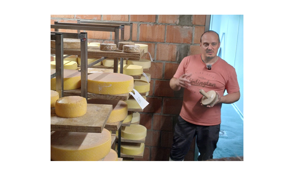Visit and interview of the Athénée Royal de Dinant students at Sébastien Delloy's "Le Condor" cheese dairy (05/06/2024)