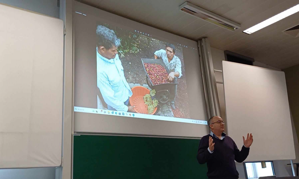 Présentation en espagnol par Dimitri Lecarte de la Coopérative Café Chorti à l'UMons (11/12/2023)